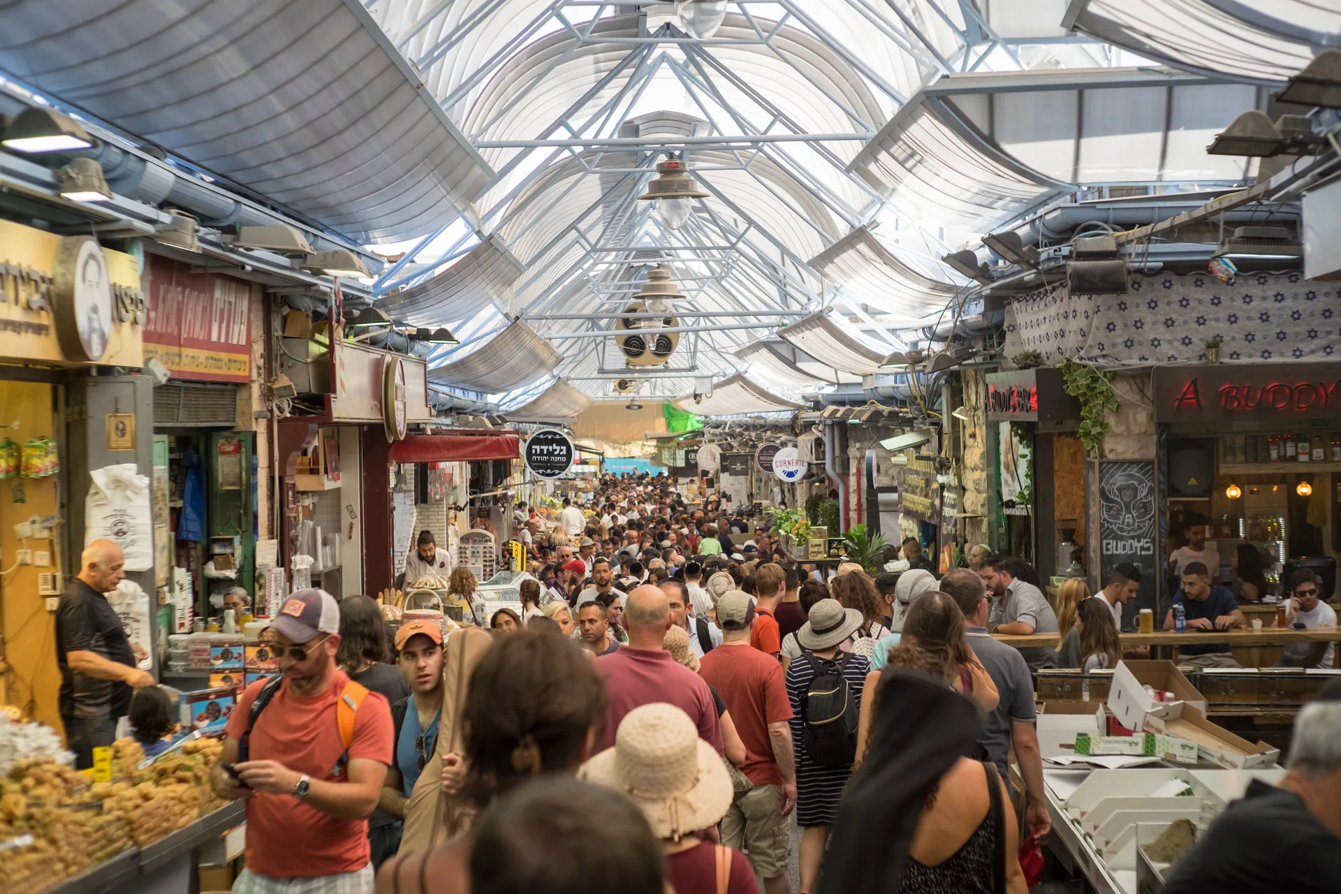 שוק מחנה יהודה (Mahaneh Yehudah Market) — המראה המרכזי של השוק בירושלים, ישראל