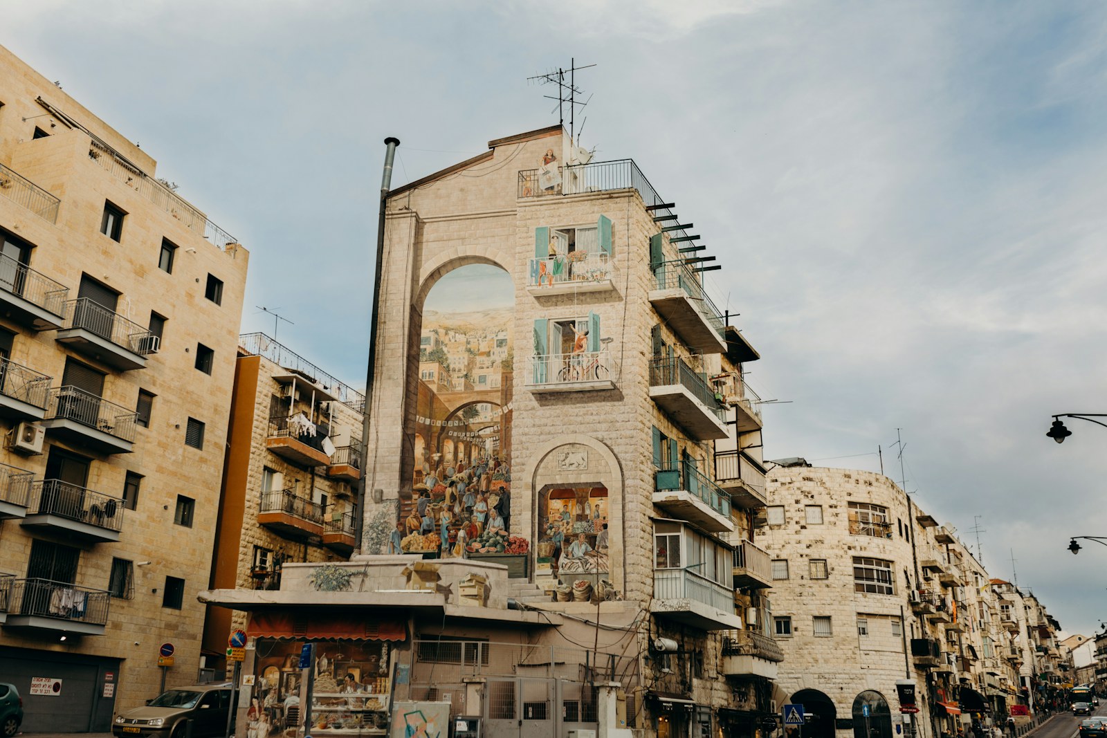 רחוב אגריפס בירושלים ליד שוק מחנה יהודה, עם חזיתות אבן ואמנות רחוב