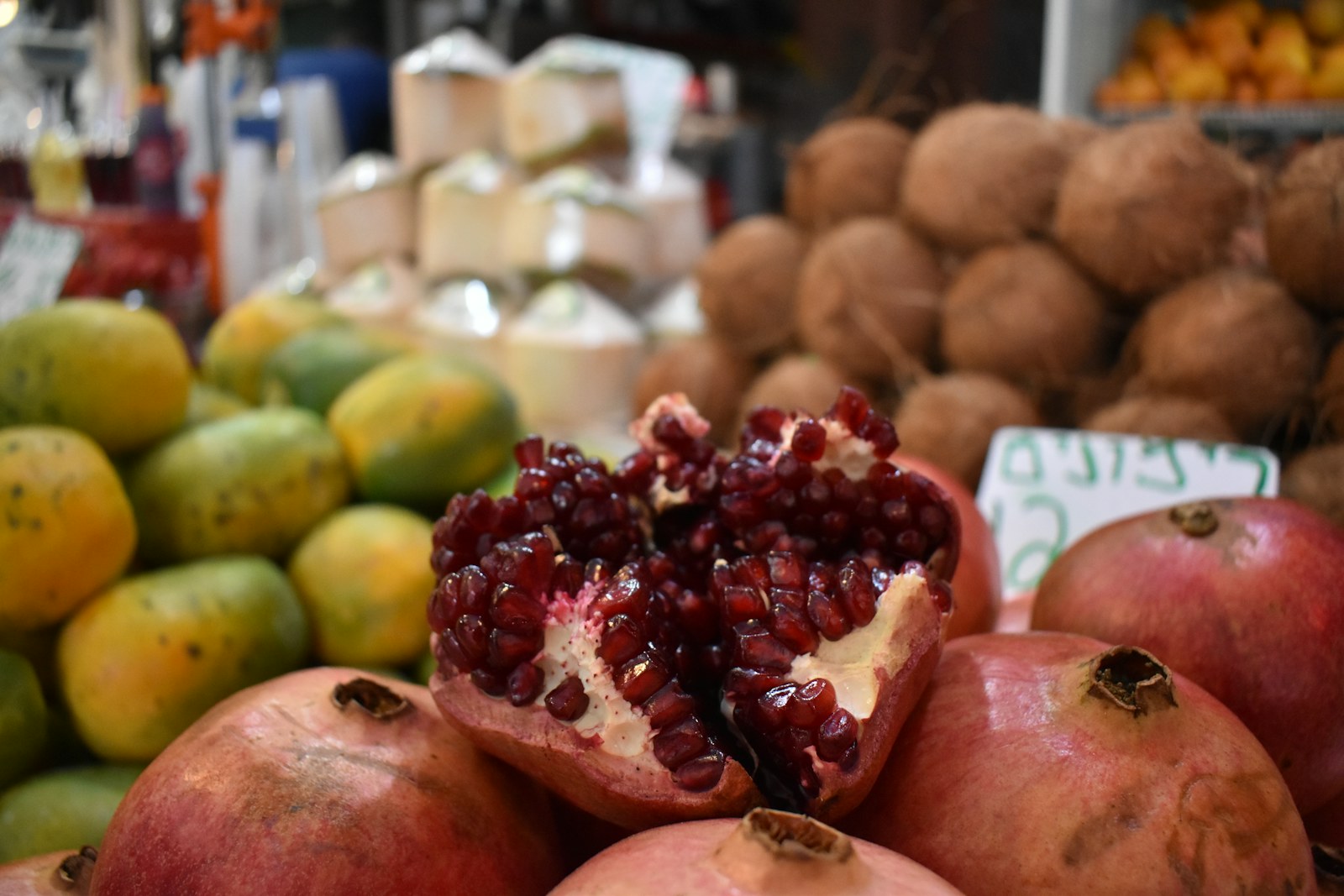 רימונים טריים בשוק מחנה יהודה